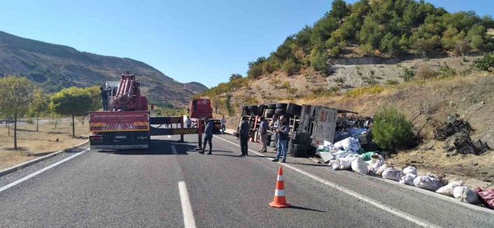 Adıyaman'da Virajı alamayan kamyon yan yattı