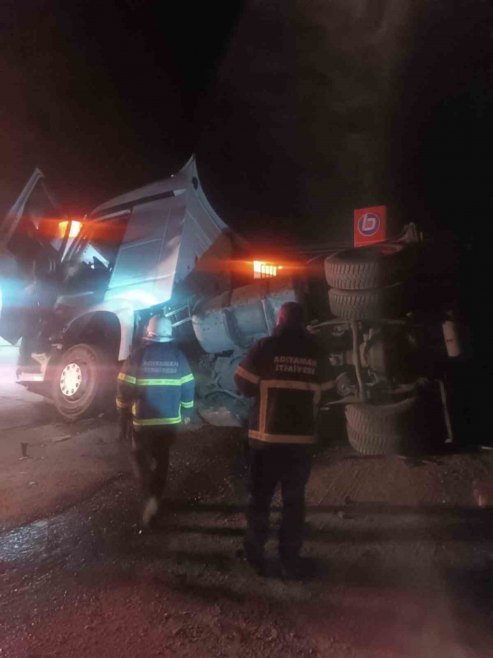 Adıyaman'da Virajı alamayan tır devrildi