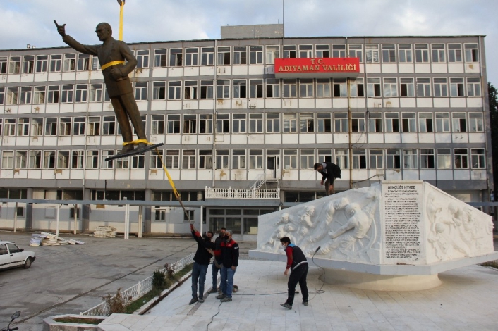 Yarım tonluk bronz heykel vinç yardımıyla taşındı