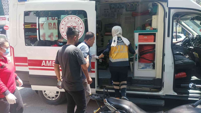 Yayaya çarpmamak için motosikleti devirdi: 1 yaralı
