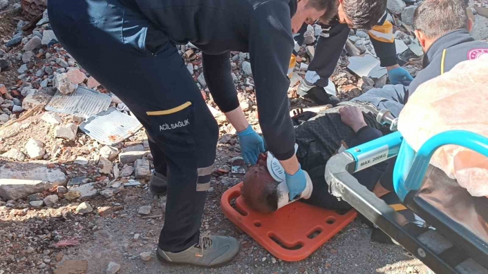 Yıkılan binaların fotoğrafını çekmek isterken minibüs çarptı