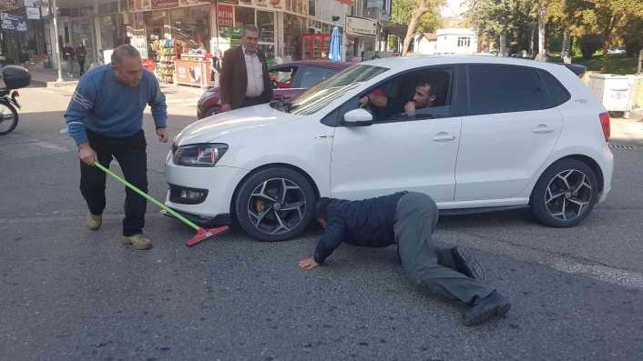 Yoğun trafikte güvercin yakalama operasyonu
