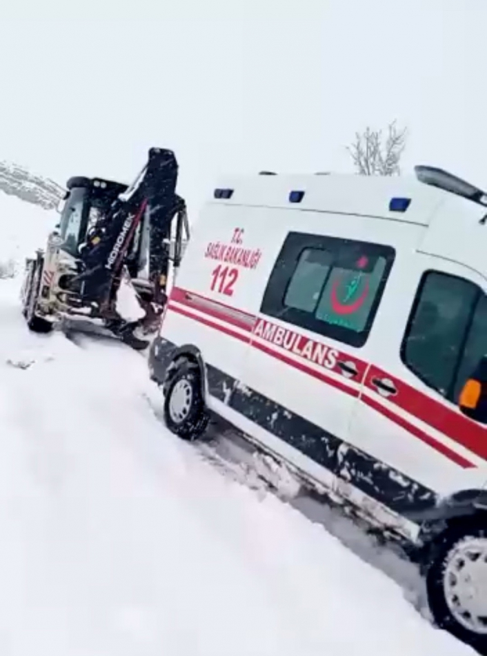 Yolda kalan ambulansın yardımına iş makinesi yetişti
