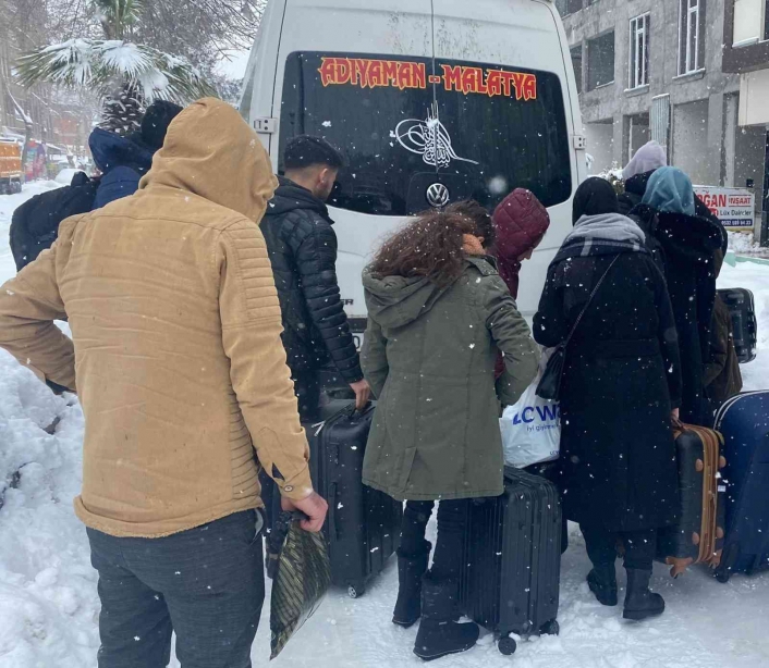 Yolda kalanlar otellere yerleştirildi
