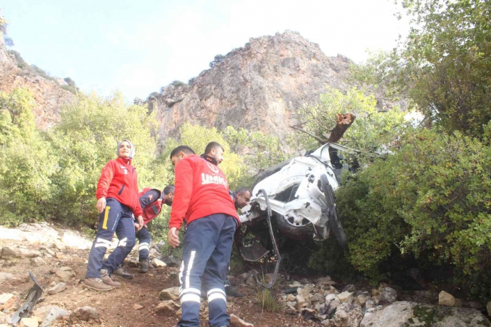 Yoldan çıktı, 350 metrelik uçurumdan yuvarlandı: 1 ölü
