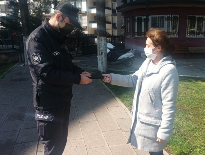 Yürüyüş yaparken bulduğu cüzdanı polise teslim etti
