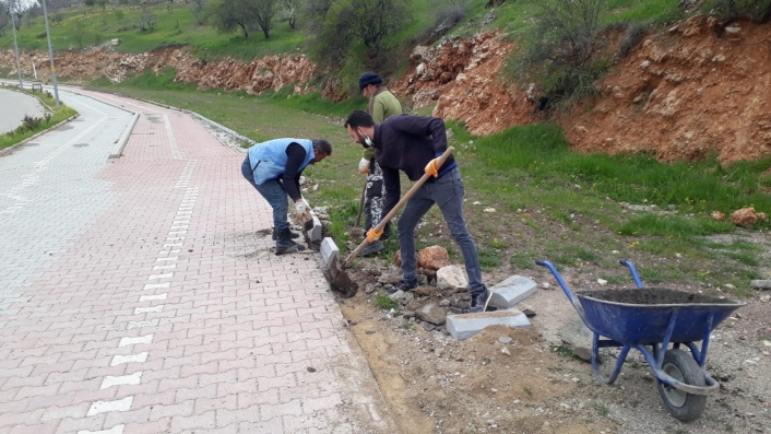 Yürüyüş yolunda bozulan kaldırım taşları yenileniyor