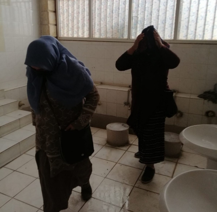 Zabıta ve polisten kaçan dilenciler tuvalette yakalandı
